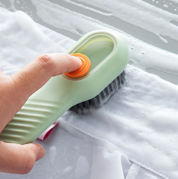 Automatic Liquid Discharge Shoe Brush Green in use